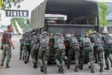 Prajurit Korps Marinir TNI AL mendorong truk ke garis finis dalam lomba pentathlon di Kesatrian Marinir R. Suhadi Gedangan, Sidoarjo, Jawa Timur, Kamis (20/2/2025). Lomba tersebut bertujuan untuk meningkatkan kemampuan fisik prajurit Korps Marinir yang profesional sebagai pasukan pendarat yang siap menghadapi tantangan. Antara Jatim/Umarul Faruq