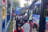 Penumpukan penumpang akibat Bus Trans Batam harus antre BBM