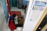 Dedi mengajari tiga anaknya belajar mengaji di Perumahan KPR BTN, Kelurahan Martubung, Medan, Sumatera Utara, Jumat (21/2/2025). Bank BTN turut berperan melalui program 3 juta rumah untuk menghadirkan rumah bersubsidi bagi masyarakat yang berpenghasilan rendah. ANTARA/Yudi