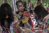 Siswa Sekolah Dasar mementaskan teater saat peringatan dua dekade tragedi longsor TPA Leuwigajah di Kampung Adat Cirendeu, Kota Cimahi, Jawa Barat, Jumat (21/2/2025). Aksi tabur bunga dan teatrikal tersebut dilakukan dalam rangka memperingati Hari Peduli Sampah Nasional (HPSN) serta dua dekade tragedi longsornya sampah di TPA Leuwigajah yang menewaskan 157 orang. ANTARA FOTO/Abdan Syakura/agr