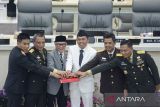 Gubernur Jawa Barat Dedi Mulyadi (ketiga kanan) bersama Ketua DPRD Jawa Barat Buky Wibawa (ketiga kiri), Pangdam III/Siliwangi, Mayjen TNI Dadang Arif Abdurahman (kedua kiri), Kapolda Jawa Barat Irjen Pol Akhmad Wiyagus (kiri), Wakajati Jabar Riyono (kedua kanan) dan Kapoksahli Pangdam Jaya, Brigjen TNI Dodo Irmanto (kanan) berfoto untuk komitmen bersama pengamanan usai serah terima jabatan Gubernur Jawa Barat di Gedung DPRD Jawa Barat, Bandung, Jawa Barat, Jumat (21/2/2025). Dedi Mulyadi dan Erwan Setiawan resmi mengemban tugas sebagai Gubernur dan Wakil Gubernur Provinsi Jawa Barat periode 2025-2030 dengan mengedepankan visi Jabar Istimewa, Kampung Diurus Kota Ditata. ANTARA FOTO/Novrian Arbi/agr
