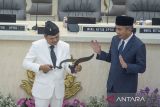 Gubernur Jawa Barat Dedi Mulyadi (kiri) bercanda dengan Pj Gubernur Jawa Barat Bey Machmudin (kanan) saat melihat Kujang pada serah terima jabatan Gubernur Jawa Barat di Gedung DPRD Jawa Barat, Bandung, Jawa Barat, Jumat (21/2/2025). Dedi Mulyadi dan Erwan Setiawan resmi mengemban tugas sebagai Gubernur dan Wakil Gubernur Provinsi Jawa Barat periode 2025-2030 dengan mengedepankan visi Jabar Istimewa, Kampung Diurus Kota Ditata. ANTARA FOTO/Novrian Arbi/agr

