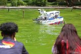 Tamu undangan menyaksikan purwarupa kapal robot tim Barunastra Institut Teknologi Sepuluh Nopember (ITS) Nala Ares saat diuji coba di kolam depan Rektorat ITS, Surabaya, Jawa Timur, Jumat (21/2/2025). Kapal tak berawak dengan sistem propulsi mutakhir itu mampu bergerak secara presisi, menyemprotkan air, menembakkan bola, melaju hingga kecepatan 5 knot yang dilengkapi sensor LiDAR untuk memetakan arena dan dipersiapkan untuk mengikuti International Roboboat Competition (IRC) 2025 pada 3-9 Maret di Nathan Benderson Park, Florida, Amerika Serikat. ANTARA Jatim/Moch Asim.