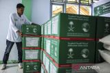 Petugas Baznas mengangkut logistik paket bantuan sembako kepada penerima manfaat di Pandeglang, Banten, Sabtu (22/2/2025). Badan Amil Zakat Nasional (Baznas) bekerja sama dengan Kerajaan Arab Saudi melalui King Salman Humanitarian Aid & Centre (KSrelief) menyalurkan bantuan pangan sebanyak 7.911 paket di empat provinsi di Indonesia sebagai upaya membantu memenuhi kebutuhan pokok bagi keluarga prasejahtera selama bulan Ramadhan. ANTARA FOTO/Muhammad Bagus Khoirunas/gp