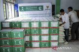 Petugas Baznas mengangkut logistik paket bantuan sembako kepada penerima manfaat di Pandeglang, Banten, Sabtu (22/2/2025). Badan Amil Zakat Nasional (Baznas) bekerja sama dengan Kerajaan Arab Saudi melalui King Salman Humanitarian Aid & Centre (KSrelief) menyalurkan bantuan pangan sebanyak 7.911 paket di empat provinsi di Indonesia sebagai upaya membantu memenuhi kebutuhan pokok bagi keluarga prasejahtera selama bulan Ramadhan. ANTARA FOTO/Muhammad Bagus Khoirunas/gp