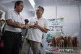 Menteri Lingkungan Hidup (LH)/Kepala Badan Pengendalian Lingkungan Hidup (BPLH) Hanif Faisol Nurofiq (kiri) meninjau salah satu stan pada Pameran Hari Peduli Sampah Nasional (HPSN) 2025 di Cimahi Techno Park, Kota Cimahi, Jawa Barat, Sabtu (22/2/2025). Pameran HPSN 2025 yang mengusung tema Teknologi Pengelolaan Sampah tersebut diikuti oleh 26 perusahaan, koperasi dan bank sampah dari berbagai daerah yang bertujuan untuk memperkenalkan serta mempromosikan inovasi maupun teknologi pengelolaan sampah guna meminimalisir volume sampah yang dibuang ke tempat pembuangan akhir (TPA). ANTARA FOTO/Abdan Syakura/agr