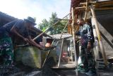 Prajurit TNI melakukan renovasi rumah warga di pemukiman lereng Gunung WIlis Desa Nglurup, Kecamatan Sendang, Tulungagung, Jawa Timur, Sabtu (22/2/2025). Dalam kegiatan TMMD ke-123 itu, TNI membantu proses rabat jalan beton sdepanjang 1.005 meter, renovasi masjid, pembangunan lima unit jamban keluarga dan empat MCK umum, penyediaan tiga titik sumur bor, penghijuan, serta bedah rumah tidak layak huni di delapan sasaran keluarga prasejahtera. .ANTARA Jatim/Destyan Sujarwoko/mas.