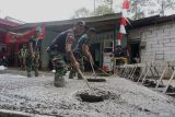 Prajurit TNI melakukan rpengecoran (rabat) jalan di sekitar pemukiman lereng Gunung WIlis Desa Nglurup, Kecamatan Sendang, Tulungagung, Jawa Timur, Sabtu (22/2/2025). Dalam kegiatan TMMD ke-123 itu, TNI membantu proses rabat jalan beton sdepanjang 1.005 meter, renovasi masjid, pembangunan lima unit jamban keluarga dan empat MCK umum, penyediaan tiga titik sumur bor, penghijuan, serta bedah rumah tidak layak huni di delapan sasaran keluarga prasejahtera. .ANTARA Jatim/Destyan Sujarwoko/mas.