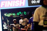 Peserta berlari memasuki garis finish saat Soekarno Night Run 2025 di mulai di depan alun-alun Kota Blitar, Jawa Timur, Sabtu (22/2/2025) malam. Kompetisi lari sejauh 5 kilometer yang diikuti lebih dari 2500 orang peserta dari sejumlah kota besar seperti Malang, Surabaya, Jogjakarta, dan Jakarta tersebut bertujuan untuk mengkampanyekan olahraga lari sebagai bagian dari gaya hidup sehat bagi masyarakat, guna mendukung program pemerintah menuju indonesia sehat. Antara Jatim/Irfan Anshori/um