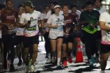 Penyanyi sekaligus pemain film Gisella Anastasia (tiga kiri) berlari bersama sejumlah peserta menuju garis finish saat Soekarno Night Run 2025 di mulai di depan alun-alun Kota Blitar, Jawa Timur, Sabtu (22/2/2025) malam. Kompetisi lari sejauh 5 kilometer yang diikuti lebih dari 2500 orang peserta dari sejumlah kota besar seperti Malang, Surabaya, Jogjakarta, dan Jakarta tersebut bertujuan untuk mengkampanyekan olahraga lari sebagai bagian dari gaya hidup sehat bagi masyarakat, guna mendukung program pemerintah menuju indonesia sehat. Antara Jatim/Irfan Anshori/um