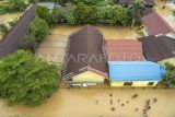 Foto udara SDN 98 Kota Jambi yang terendam banjir di Suka Karya, Jambi, Minggu (23/2/2025). Ratusan rumah dan sebuah sekolah di kota itu terendam banjir setelah diguyur hujan lebat pada Minggu (23/2) dini hari dan Pemerintah Kota Jambi memastikan petugas akan disiagakan di sejumlah lokasi rawan banjir guna memudahkan proses evakuasi. ANTARA FOTO/Wahdi Septiawan/tom.