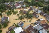 Foto udara kawasan permukiman yang terendam banjir di Kenali Asam, Jambi, Minggu (23/2/2025). Puluhan rumah dan sekolah terendam banjir akibat luapan Sungai Kenali Asam setelah diguyur hujan lebat pada Minggu (23/2/2025) dini hari. ANTARA FOTO/Wahdi Septiawan/agr