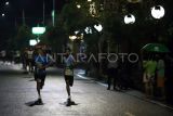 Peserta berlari menuju garis finish saat Soekarno Night Run 2025 di depan alun-alun Kota Blitar, Jawa Timur, Sabtu (22/2/2025) malam. Kompetisi lari sejauh 5 kilometer yang diikuti lebih dari 2500 orang peserta dari sejumlah kota besar seperti Malang, Surabaya, Jogjakarta, dan Jakarta tersebut bertujuan untuk mengkampanyekan olahraga lari sebagai bagian dari gaya hidup sehat bagi masyarakat, guna mendukung program pemerintah menuju indonesia sehat. ANTARA FOTO/Irfan Anshori/nz