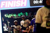 Peserta berlari memasuki garis finish saat Soekarno Night Run 2025 di depan alun-alun Kota Blitar, Jawa Timur, Sabtu (22/2/2025) malam. Kompetisi lari sejauh 5 kilometer yang diikuti lebih dari 2500 orang peserta dari sejumlah kota besar seperti Malang, Surabaya, Jogjakarta, dan Jakarta tersebut bertujuan untuk mengkampanyekan olahraga lari sebagai bagian dari gaya hidup sehat bagi masyarakat, guna mendukung program pemerintah menuju indonesia sehat. ANTARA FOTO/Irfan Anshor/nzi