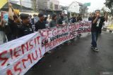 Sejumlah mahasiswa dari berbagai kampus membawa poster saat beunjuk rasa di depan Gedung DPRD Kabupaten Kediri, Jawa Timur, Senin (24/2/2025). Unjuk rasa mahasiswa bertajuk Kediri Menggugat tersebut untuk menuntut perhatian pada anggaran pendidikan dan kesehatan. ANTARA Jatim/Prasetia Fauzani/mas.
