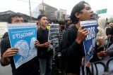 Sejumlah mahasiswa dari berbagai kampus membawa poster saat beunjuk rasa di depan Gedung DPRD Kabupaten Kediri, Jawa Timur, Senin (24/2/2025). Unjuk rasa mahasiswa bertajuk Kediri Menggugat tersebut untuk menuntut perhatian pada anggaran pendidikan dan kesehatan. ANTARA Jatim/Prasetia Fauzani/mas.