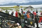 TNI dan masyarakat bersihkan eceng gondok di Danau Tondano