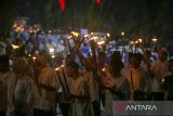 Warga mengikuti pawai tarhib Ramadhan di Indramayu, Jawa Barat, Selasa (25/2/2025). Pawai tarhib keliling kota yang diikuti ratusan warga, pelajar, dan Aparatur Sipil Negara (ASN) itu dalam rangka menyambut bulan suci Ramadhan 1446 Hijriah. ANTARA FOTO/Dedhez Anggara/agr