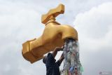 Aktivis lingkungan merangkai replika kran air plastik saat aksi kampanye Puasa Penggunaan Plastik Sekali Pakai di Surabaya, Jawa Timur, Selasa (25/2/2025). Aksi dari komunitas ECOTON, Aksi Biroe, Six for Nature serta pelajar itu bertujuan mengajak masyarakat mengurangi penggunaan plastik sekali pakai di antaranya tas kresek, sedotan plastik dan stirofoam karena sampah plastik dapat merusak lingkungan hidup. ANTARA Jatim/Didik Suhartono/mas.