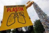 Aktivis lingkungan membentangkan poster saat aksi kampanye Puasa Penggunaan Plastik Sekali Pakai di Surabaya, Jawa Timur, Selasa (25/2/2025). Aksi dari komunitas ECOTON, Aksi Biroe, Six for Nature serta pelajar itu bertujuan mengajak masyarakat mengurangi penggunaan plastik sekali pakai di antaranya tas kresek, sedotan plastik dan stirofoam karena sampah plastik dapat merusak lingkungan hidup. ANTARA Jatim/Didik Suhartono/mas.