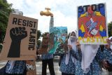 Sejumlah aktivis lingkungan dan pelajar membentangkan poster saat aksi kampanye Puasa Penggunaan Plastik Sekali Pakai di Surabaya, Jawa Timur, Selasa (25/2/2025). Aksi dari komunitas ECOTON, Aksi Biroe, Six for Nature serta pelajar itu bertujuan mengajak masyarakat mengurangi penggunaan plastik sekali pakai di antaranya tas kresek, sedotan plastik dan stirofoam karena sampah plastik dapat merusak lingkungan hidup. ANTARA Jatim/Didik Suhartono/mas.