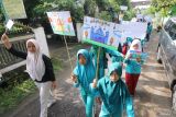 Sejumlah pelajar SD Negeri Bendo mengikuti pawai menyambut datangnya bulan suci Ramadhan di Kabupaten Kediri, Jawa Timur, Selasa (25/2/2025). Kegiatan yang diselenggarakan sejumlah sekolah tersebut guna menyambut sekaligus memperkenalkan keistimewaan bulan Ramadhan kepada pelajar. Antara Jatim/Prasetia Fauzani/um
