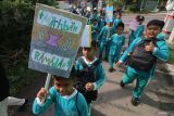 Sejumlah pelajar SD Negeri Bendo mengikuti pawai menyambut datangnya bulan suci Ramadhan di Kabupaten Kediri, Jawa Timur, Selasa (25/2/2025). Kegiatan yang diselenggarakan sejumlah sekolah tersebut guna menyambut sekaligus memperkenalkan keistimewaan bulan Ramadhan kepada pelajar. Antara Jatim/Prasetia Fauzani/um
