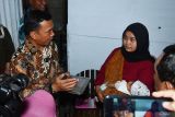 Menteri Kependudukan dan Pembangunan Keluarga (Mendukbangga)/Kepala BKKBN Wihaji (kiri) berbincang dengan warga yang menggendong bayi saat melakukan kunjungan kerja di Kota Madiun, Jawa Timur, Rabu (26/2/2025). Dalam kunjungan kerjanya Menteri Wihaji antara lain meninjau pelaksanaan simulasi distribusi paket Makanan Bergizi Gratis (MBG) untuk ibu hamil dan menyusui serta anak balita nonPendidikan Anak Usia Dini (PAUD). Antara Jatim/Siswowidodo/um 