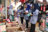 Kemendukbangga menggelar kegiatan pelayanan KB di pasar tradisional