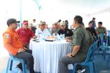 Unsur Forkopimda Babel dan instansi vertikal yang ada di kepulauan Bangka Belitung yang hadir pada kegiatan  penanaman pohon manggrove di Pantai Batu Ambar, Kabupaten Bangka pada Selasa (26/2/2025). Penanaman pohon manggrove tersebut dalam rangka  Hari Bhakti HUT ke-53 Basarnas serta rangkaian  kegiatan aksi kepedulian terhadap  lingkungan pesisir dan menjaga kelestarian biota laut. (Antara/ Rustam)