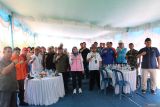 Unsur Forkopimda Babel dan instansi vertikal yang ada di kepulauan Bangka Belitung foto bersama pada kegiatan  penanaman pohon manggrove di Pantai Batu Ambar, Kabupaten Bangka pada Selasa (26/2/2025). Penanaman pohon manggrove tersebut dalam rangka  Hari Bhakti HUT ke-53 Basarnas serta rangkaian  kegiatan aksi kepedulian terhadap  lingkungan pesisir dan menjaga kelestarian biota laut. (Antara/ Rustam)