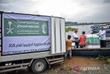 Petugas Baznas dibantu warga mengangkut logistik paket bantuan sembako ke atas perahu di Dermaga Cibogo, Cipendeuy, Kabupaten Bandung Barat, Jawa Barat, Rabu (26/2/2025). Badan Amil Zakat Nasional (Baznas) Provinsi Jawa Barat bekerja sama dengan Kerajaan Arab Saudi melalui King Salman Humanitarian Aid & Centre (KSrelief) menyalurkan bantuan Paket Pangan Ramadan 1446 H sebanyak 1.400 paket di delapan kabupaten/kota di Jawa Barat sebagai upaya membantu memenuhi kebutuhan pokok bagi keluarga prasejahtera selama bulan Ramadhan. ANTARA FOTO/Abdan Syakura/agr