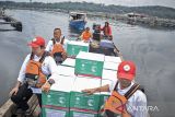 Petugas Baznas menggunakan perahu saat membawa logistik paket bantuan sembako di perairan Waduk Cirata Kabupaten Bandung Barat, Jawa Barat, Rabu (26/2/2025). Badan Amil Zakat Nasional (Baznas) Provinsi Jawa Barat bekerja sama dengan Kerajaan Arab Saudi melalui King Salman Humanitarian Aid & Centre (KSrelief) menyalurkan bantuan Paket Pangan Ramadan 1446 H sebanyak 1.400 paket di delapan kabupaten/kota di Jawa Barat sebagai upaya membantu memenuhi kebutuhan pokok bagi keluarga prasejahtera selama bulan Ramadhan. ANTARA FOTO/Abdan Syakura/agr