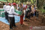 Petugas Baznas menyerahkan bantuan paket sembako kepada penerima manfaat di Kampung Cijuhung, Desa Margaluyu, Kabupaten Bandung Barat, Jawa Barat, Rabu (26/2/2025). Badan Amil Zakat Nasional (Baznas) Provinsi Jawa Barat bekerja sama dengan Kerajaan Arab Saudi melalui King Salman Humanitarian Aid & Centre (KSrelief) menyalurkan bantuan Paket Pangan Ramadan 1446 H sebanyak 1.400 paket di delapan kabupaten/kota di Jawa Barat sebagai upaya membantu memenuhi kebutuhan pokok bagi keluarga prasejahtera selama bulan Ramadhan. ANTARA FOTO/Abdan Syakura/agr