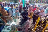 Warga membeli telur saat bazar murah di area Pemerintah Daerah Kabupaten Bogor, Cibinong, Kabupaten Bogor, Jawa Barat, Selasa (25/2/2025). Bazar murah yang digelar Pemerintah Kabupaten Bogor bekerja sama dengan Dharma Wanita Persatuan (DWP) Kabupaten Bogor itu menyediakan kebutuhan pokok, produk UMKM, kuliner dan fesyen muslim dengan harga lebih murah untuk meringankan beban ekonomi masyarakat dan upaya menstabilkan harga menjelang bulan suci Ramadhan 1446 hijriah. ANTARA FOTO/Yulius Satria Wijaya/YU.