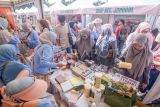 Sejumlah warga memilih produk kuliner UMKM saat bazar murah di area Pemerintah Daerah Kabupaten Bogor, Cibinong, Kabupaten Bogor, Jawa Barat, Selasa (25/2/2025). Bazar murah yang digelar Pemerintah Kabupaten Bogor bekerja sama dengan Dharma Wanita Persatuan (DWP) Kabupaten Bogor itu menyediakan kebutuhan pokok, produk UMKM, kuliner dan fesyen muslim dengan harga lebih murah untuk meringankan beban ekonomi masyarakat dan upaya menstabilkan harga menjelang bulan suci Ramadhan 1446 hijriah. ANTARA FOTO/Yulius Satria Wijaya/YU