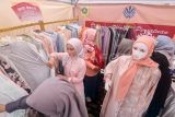Warga memilih produk fesyen UMKM saat bazar murah di area Pemerintah Daerah Kabupaten Bogor, Cibinong, Kabupaten Bogor, Jawa Barat, Selasa (25/2/2025). Bazar murah yang digelar Pemerintah Kabupaten Bogor bekerja sama dengan Dharma Wanita Persatuan (DWP) Kabupaten Bogor itu menyediakan kebutuhan pokok, produk UMKM, kuliner dan fesyen muslim dengan harga lebih murah untuk meringankan beban ekonomi masyarakat dan upaya menstabilkan harga menjelang bulan suci Ramadhan 1446 hijriah. ANTARA FOTO/Yulius Satria Wijaya/YU