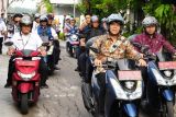 Prabowo memberikan bantuan motor untuk penyuluh guna dukung distribusi MBG