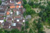 Foto udara banjir merendam Desa Tempel, Krian, Sidoarjo, Jawa Timur, Kamis (27/2/2025). Badan Penanggulangan Bencana Daerah (BPBD) Kabupaten Sidoarjo melaporkan sebanyak 438 rumah di Kecamatan Krian terendam banjir akibat meluapnya Kali Mas yang disebabkan oleh curah hujan tinggi dan banjir juga melanda beberapa desa di kecamatan lain yang berada di dekat sungai, seperti Kecamatan Candi, Tanggulangin, Sidoarjo, Balongbendo, dan Porong. Antara Jatim/Umarul Faruq