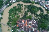 Foto udara banjir merendam Desa Tempel, Krian, Sidoarjo, Jawa Timur, Kamis (27/2/2025). Badan Penanggulangan Bencana Daerah (BPBD) Kabupaten Sidoarjo melaporkan sebanyak 438 rumah di Kecamatan Krian terendam banjir akibat meluapnya Kali Mas yang disebabkan oleh curah hujan tinggi dan banjir juga melanda beberapa desa di kecamatan lain yang berada di dekat sungai, seperti Kecamatan Candi, Tanggulangin, Sidoarjo, Balongbendo, dan Porong. Antara Jatim/Umarul Faruq