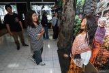 Pengunjung mengamati diorama ritual Ma'nene (upacara adat masyarakat Toraja) di Museum Etnografi dan Pusat Kajian Kematian, Universitas Airlangga (Unair), Surabaya, Jawa Timur, Kamis (27/2/2025). Museum bertema kematian yang didirikan Departemen Antropologi Fisip Unair pada September 2005 tersebut bertujuan untuk mengenalkan sejarah yang berhubungan dengan etnografi dan tradisi kematian di Nusantara. ANTARA Jatim/Rizal Hanafi/mas.