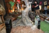 Pengunjung mengamati diorama makam di Museum Etnografi dan Pusat Kajian Kematian, Universitas Airlangga (Unair), Surabaya, Jawa Timur, Kamis (27/2/2025). Museum bertema kematian yang didirikan Departemen Antropologi Fisip Unair pada September 2005 tersebut bertujuan untuk mengenalkan sejarah yang berhubungan dengan etnografi dan tradisi kematian di Nusantara. ANTARA Jatim/Rizal Hanafi/mas.