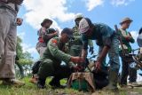 Polisi Hutan memeriksa warga yang beraktivitas di dalam kawasan Taman Nasional Baluran, Situbondo, Jawa Timur, Rabu (26/2/2025). Balai TN Baluran meluncurkan Program Patroli With Rangger sebagai upaya memadukan upaya konservasi perlindungan dan Pariwisata minat khusus seperti fotografer, pengamat satwa, peneliti dan pecinta alam agar turut serta dalam mencegah perburuan liar dan memastikan ekosistem tetap seimbang. ANTARA Jatim/Budi Candra Setya/mas.