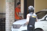 Tersangka kasus pembunuhan disertai dengan mutilasi Rohmad Tri Hartanto (kiri) menjalani reka ulang peristiwa dengan pengamanan ketat polisi di salah satu hotel di Kota Kediri, Jawa Timur, Kamis (27/2/2025). Tersangka kasus mutilasi dengan korban bernama Uswatun Khasanah yang mayatnya ditemukan di dalam koper di Ngawi dan bagian tubuh lainnya ditemukan di Trenggalek dan Ponorogo tersebut menjalani rekonstruksi dengan memperagakan 120 adegan di tiga lokasi berbeda. ANTARA Jatim/Prasetia Fauzani/mas.
