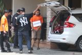 Tersangka kasus pembunuhan disertai dengan mutilasi Rohmad Tri Hartanto (kanan) menjalani reka ulang peristiwa di salah satu hotel di Kota Kediri, Jawa Timur, Kamis (27/2/2025). Tersangka kasus mutilasi dengan korban bernama Uswatun Khasanah yang mayatnya ditemukan di dalam koper di Ngawi dan bagian tubuh lainnya ditemukan di Trenggalek dan Ponorogo tersebut menjalani rekonstruksi dengan memperagakan 120 adegan di tiga lokasi berbeda. ANTARA Jatim/Prasetia Fauzani/mas.