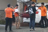 Tersangka kasus pembunuhan disertai dengan mutilasi Rohmad Tri Hartanto (kedua kiri) menjalani reka ulang peristiwa di salah satu hotel di Kota Kediri, Jawa Timur, Kamis (27/2/2025). Tersangka kasus mutilasi dengan korban bernama Uswatun Khasanah yang mayatnya ditemukan di dalam koper di Ngawi dan bagian tubuh lainnya ditemukan di Trenggalek dan Ponorogo tersebut menjalani rekonstruksi dengan memperagakan 120 adegan di tiga lokasi berbeda. ANTARA Jatim/Prasetia Fauzani/mas.