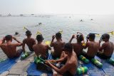 Sejumlah prajurit Korps Marinir TNI AL mengikuti lomba renang laut Pasmar 2 di Pantai Kenjeran, Surabaya, Jawa Timur, Kamis (27/2/2025). Lomba renang dengan menggunakan fins (sepatu katak) dan menempuh jarak 10 kilometer itu dalam rangka HUT ke-24 Pasmar 2 dan diikuti 250 peserta yang merupakan prajurit Marinir dari Pasmar 2 dan Pasmar 3. ANTARA Jatim/Didik Suhartono/mas.