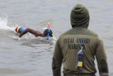 Prajurit Korps Marinir TNI AL berenang saat mengikuti lomba renang laut Pasmar 2 di Pantai Kenjeran, Surabaya, Jawa Timur, Kamis (27/2/2025). Lomba renang dengan menggunakan fins (sepatu katak) dan menempuh jarak 10 kilometer itu dalam rangka HUT ke-24 Pasmar 2 dan diikuti 250 peserta yang merupakan prajurit Marinir dari Pasmar 2 dan Pasmar 3. ANTARA Jatim/Didik Suhartono/mas.