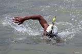 Prajurit Korps Marinir TNI AL berenang saat mengikuti lomba renang laut Pasmar 2 di Pantai Kenjeran, Surabaya, Jawa Timur, Kamis (27/2/2025). Lomba renang dengan menggunakan fins (sepatu katak) dan menempuh jarak 10 kilometer itu dalam rangka HUT ke-24 Pasmar 2 dan diikuti 250 peserta yang merupakan prajurit Marinir dari Pasmar 2 dan Pasmar 3. ANTARA Jatim/Didik Suhartono/mas.