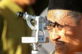 Petugas mengamati posisi hilal menggunakan teropong manualÂ di Pantai Pancur, Taman Nasional Alas Purwo, Banyuwangi, Jawa Timur, Jumat (28/2/2025). Tim gabungan Rukyatul Hilal 1 Ramadhan 1446 H tersebut tidak berhasil melihat hilal dan penetapan resminya menunggu hasil sidang isbat Kementerian Agama RI. Antara Jatim/Budi Candra Setya/um
